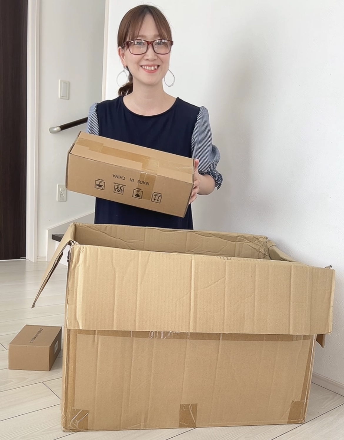 運営者が物販を楽しそうに取り組んでいる様子