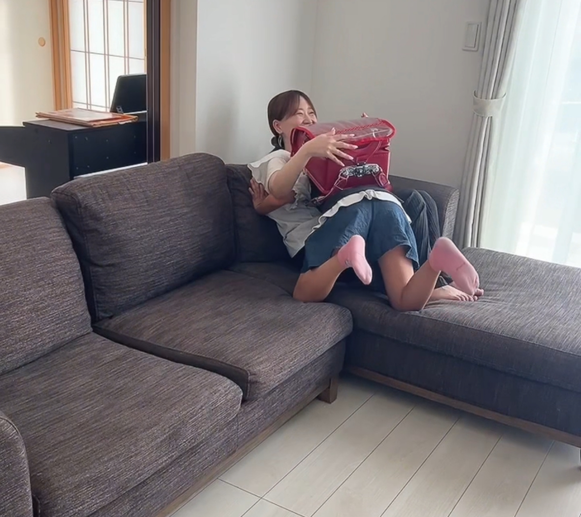 運営者が娘と喜んで抱き合う様子