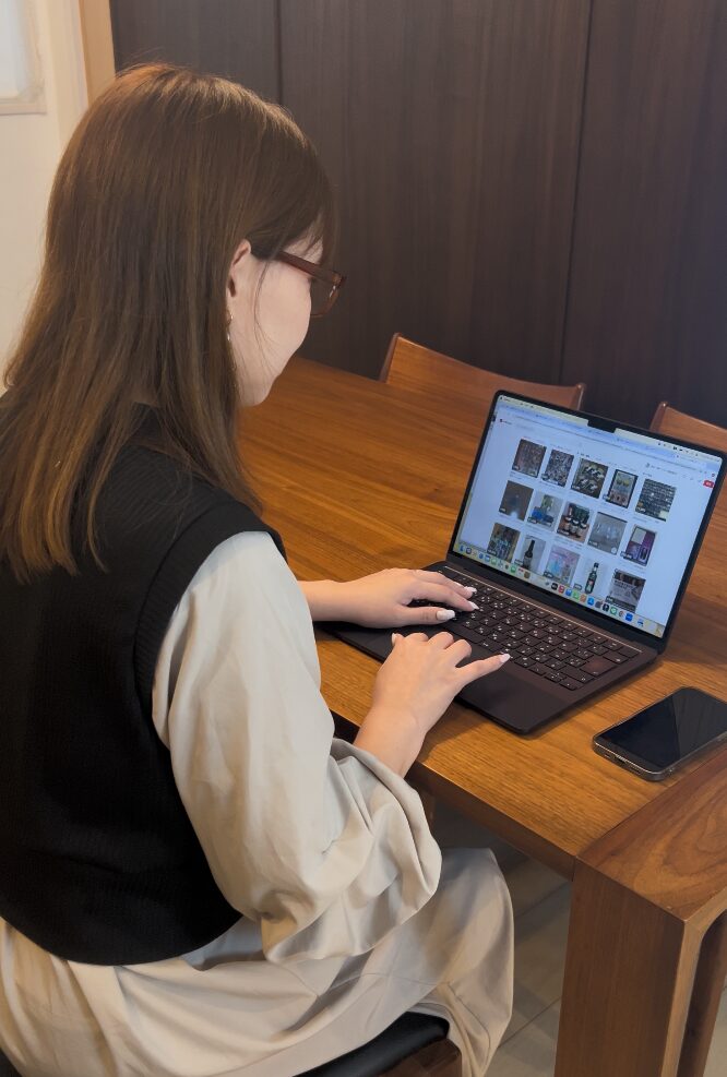 運営者が自宅のPCでリサーチしている様子